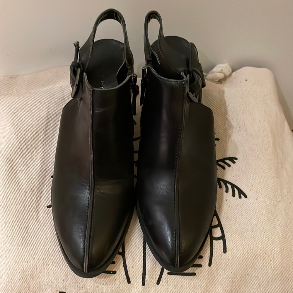 Women’s size 5, a bit over 3 inches tall